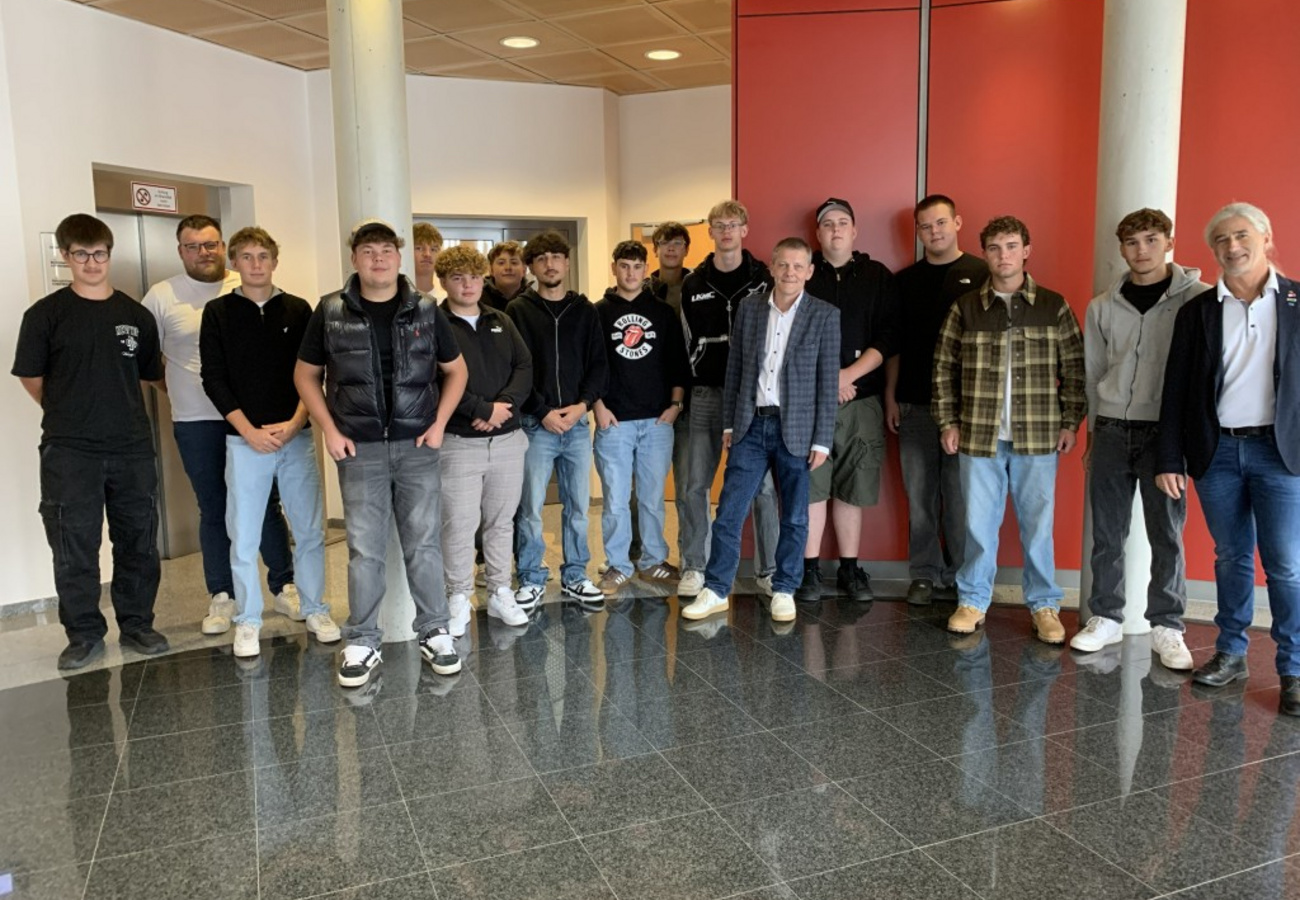 Gruppenfoto der Lehrlinge und Unternehmensvertreter von Pfnier beim 12. Lehrlings-Lehrherren-Treffen 2026.