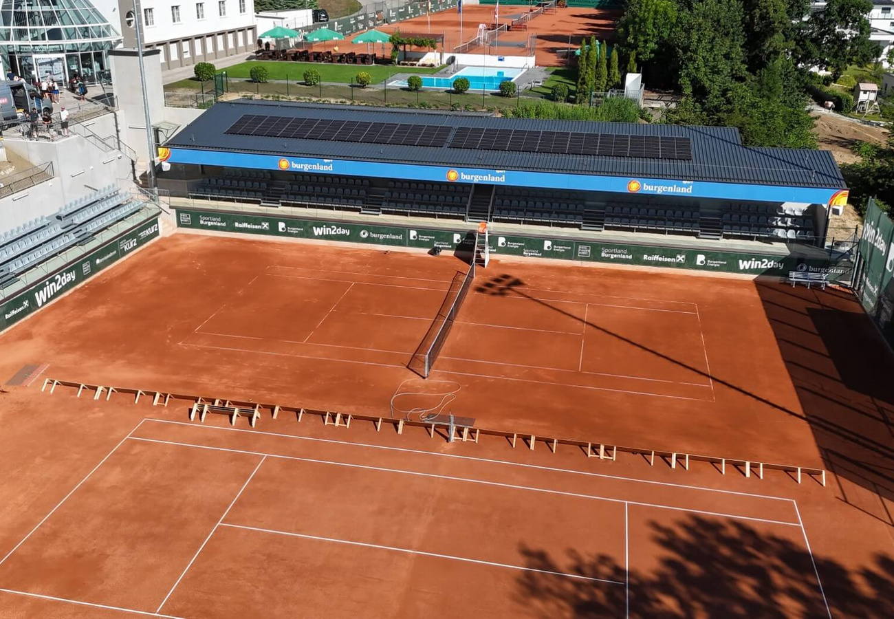 Neuer Centercourt in Oberpullendorf bei Tageslicht – glatte Spielfläche, Tribünen und moderne Beleuchtung