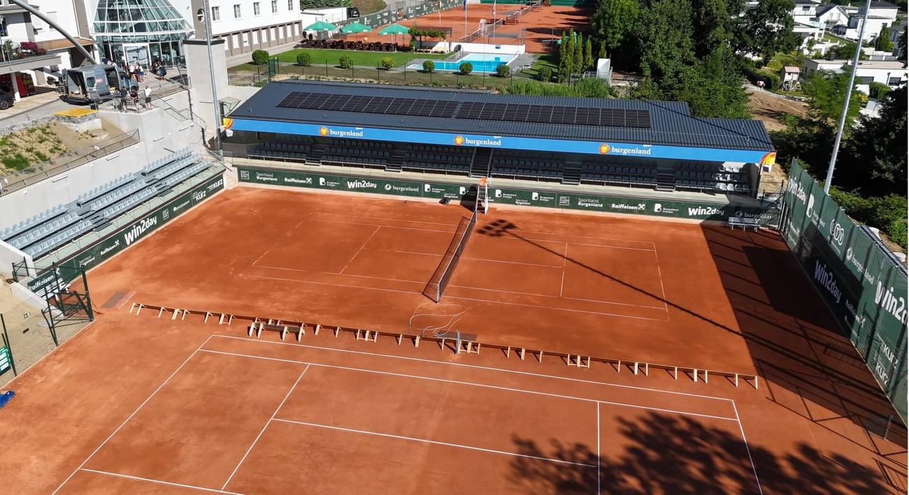 Neuer Centercourt in Oberpullendorf bei Tageslicht – glatte Spielfläche, Tribünen und moderne Beleuchtung