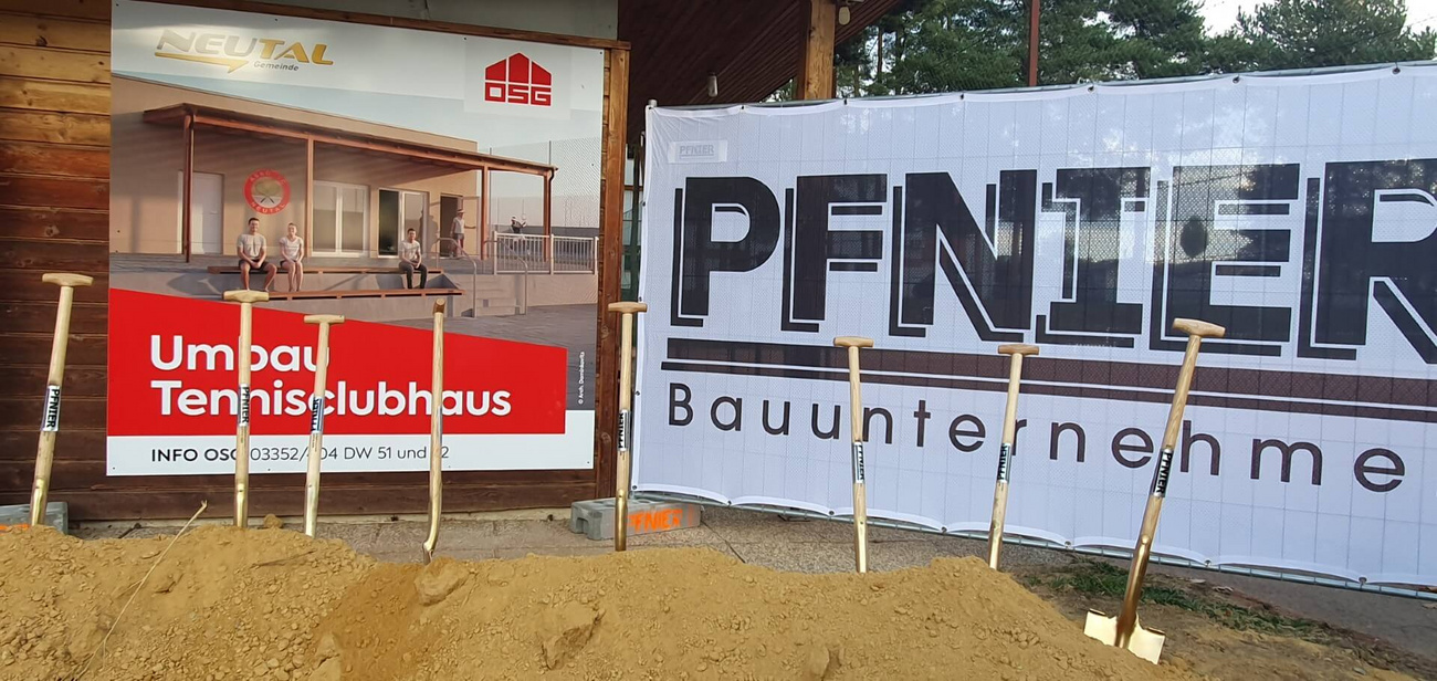 Umbau Tennisclubhaus Neutal – OSG Oberwart Projektplakat zum Umbau des Tennisclubhauses in Neutal mit Angaben zu Bauherr, Architektur und Bauunternehmen