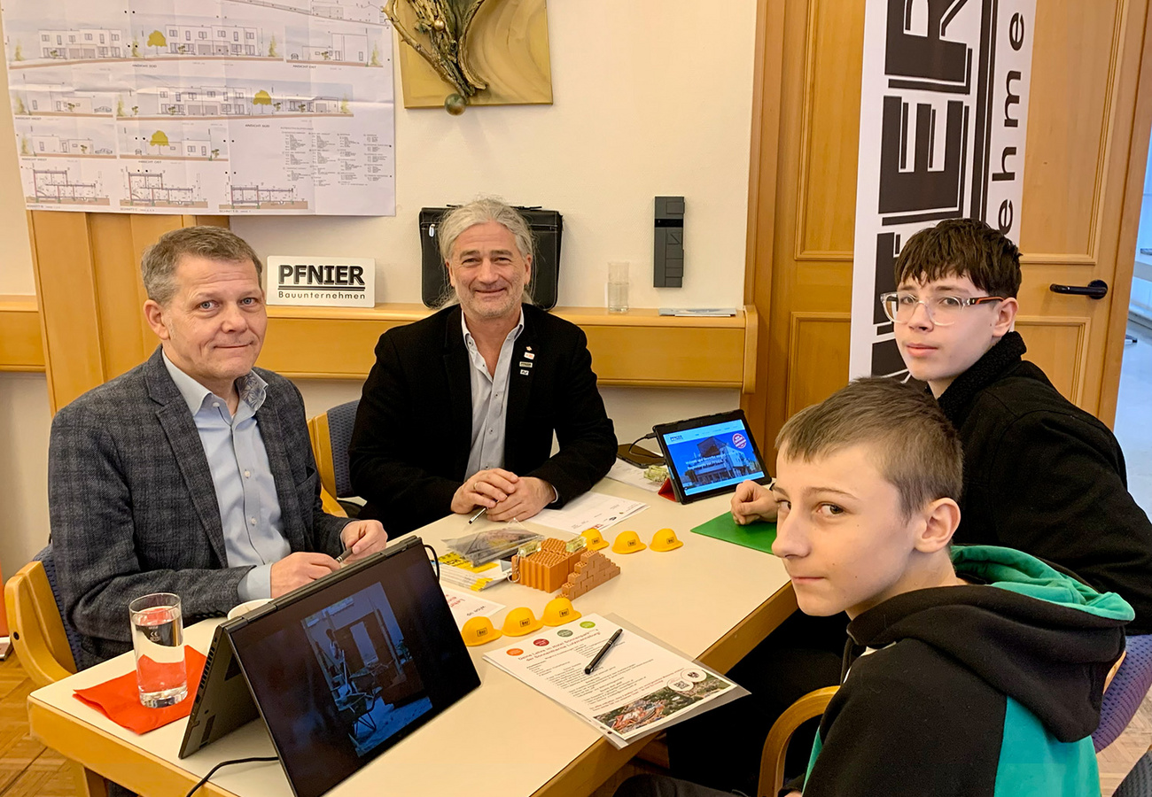 Lehrlingscasting 2026 – Pfnier & Co in Oberpullendorf im Austausch mit Schülern Zwei Vertreter von Pfnier & Co im Gespräch mit interessierten Jugendlichen beim Lehrlingscasting in Oberpullendorf.