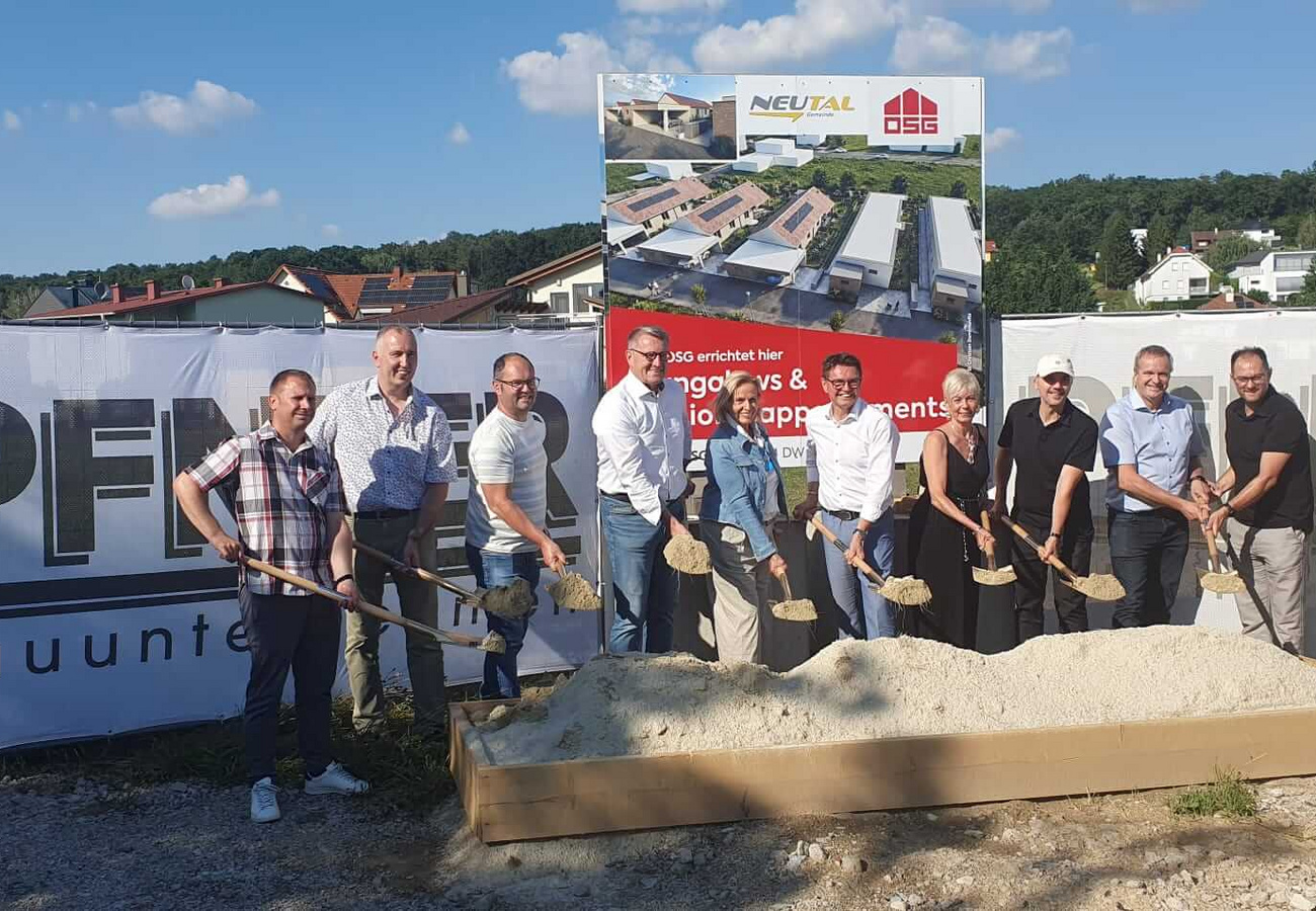 Projektbeteiligte beim Spatenstich für den Neubau von Bungalows und Seniorenappartements in Neutal.
