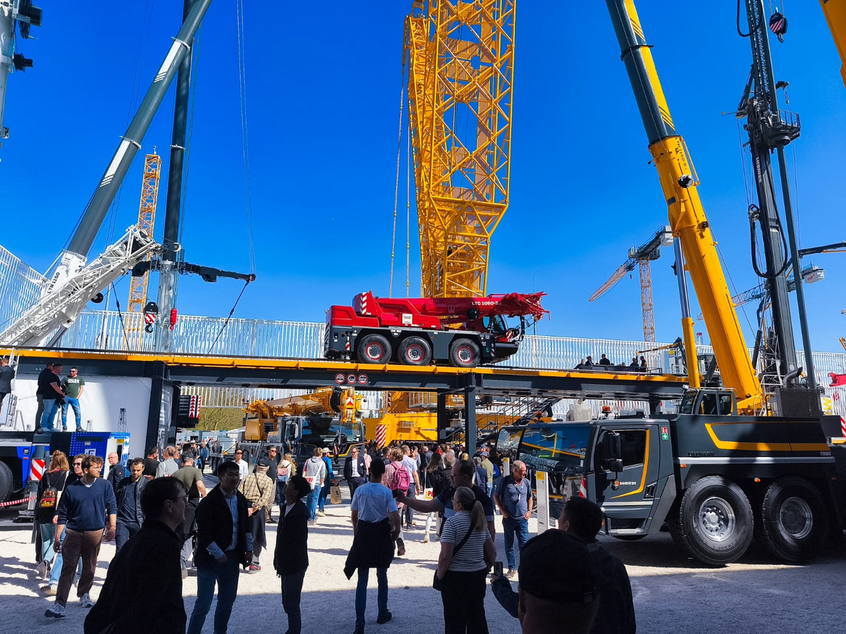 Krananlagen und Mobilgeräte als Blickfang auf der Messe