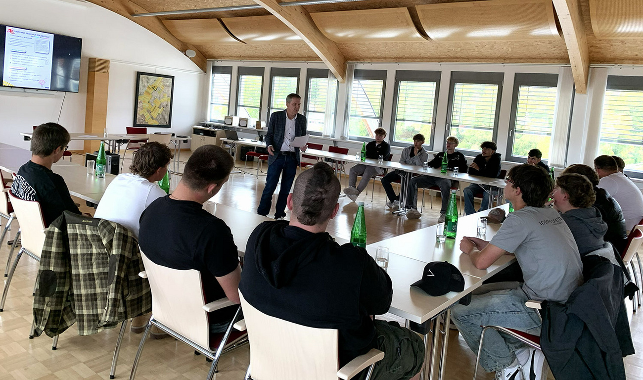 Pfnier-Lehrlinge sitzen beim Lehrlings-Lehrherren-Treffen 2026 gemeinsam mit Unternehmensvertretern im Besprechungsraum.