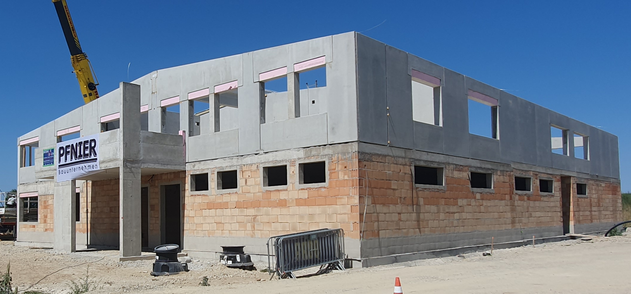 Rohbau des neuen Feuerwehrhauses in Lutzmannsburg mit Pfnier-Banner an der Fassade Rohbau des neuen Feuerwehrhauses in Lutzmannsburg mit Pfnier-Banner an der Fassade