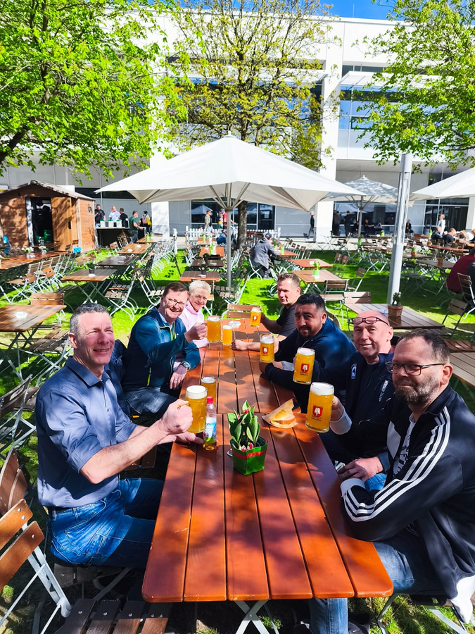 Team der Pfnier & Co GmbH beim gemeinsamen Biergartenbesuch