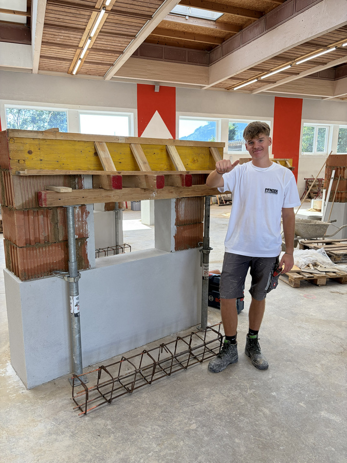 Simon Kollarits mit seinem fertigen Prüfungsstück Simon Kollarits präsentiert sein fertiggestelltes Mauerwerk nach der praktischen Lehrabschlussprüfung