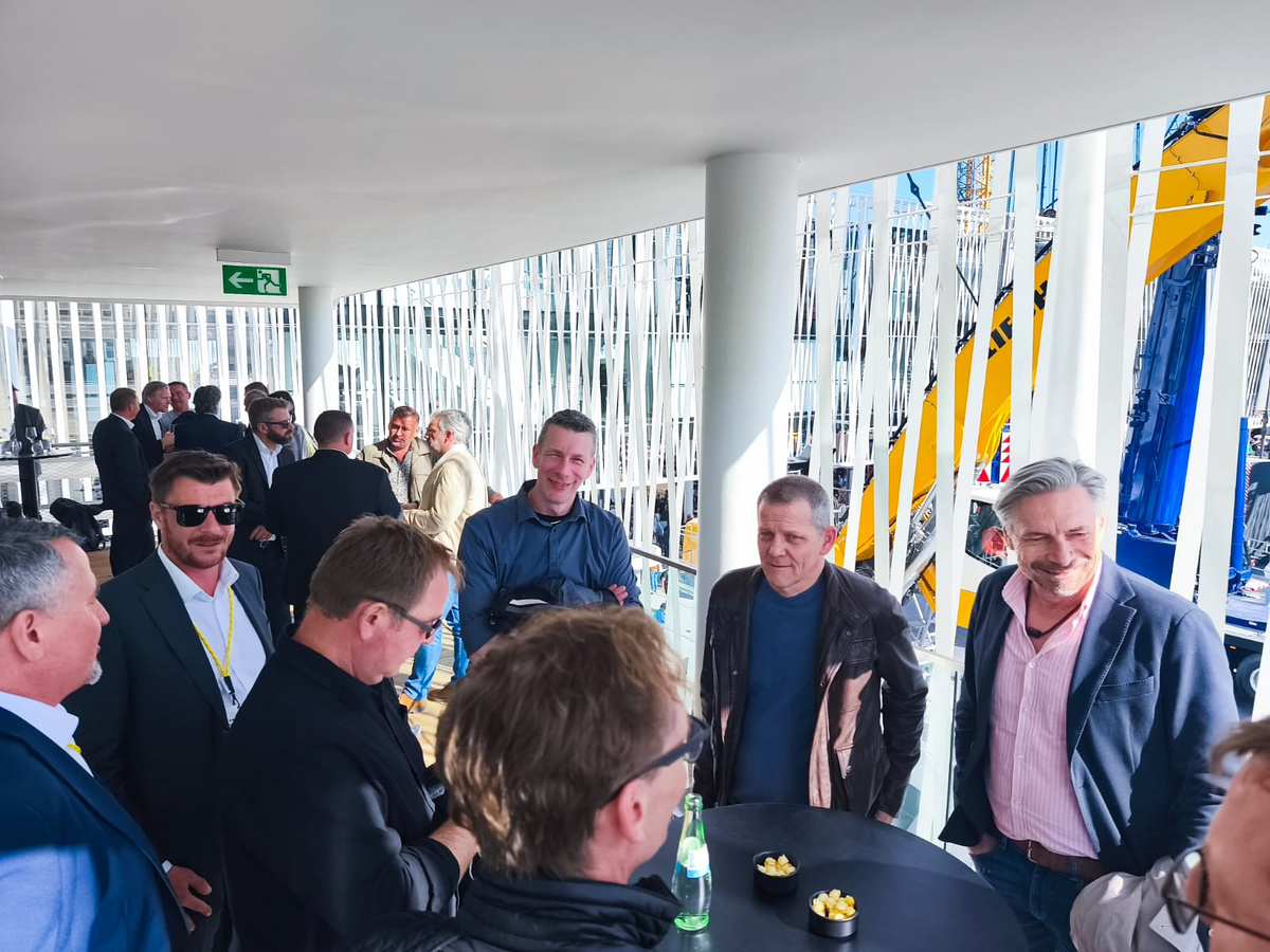 Fachgespräch unter Branchenprofis auf der BAUMA-Terrasse