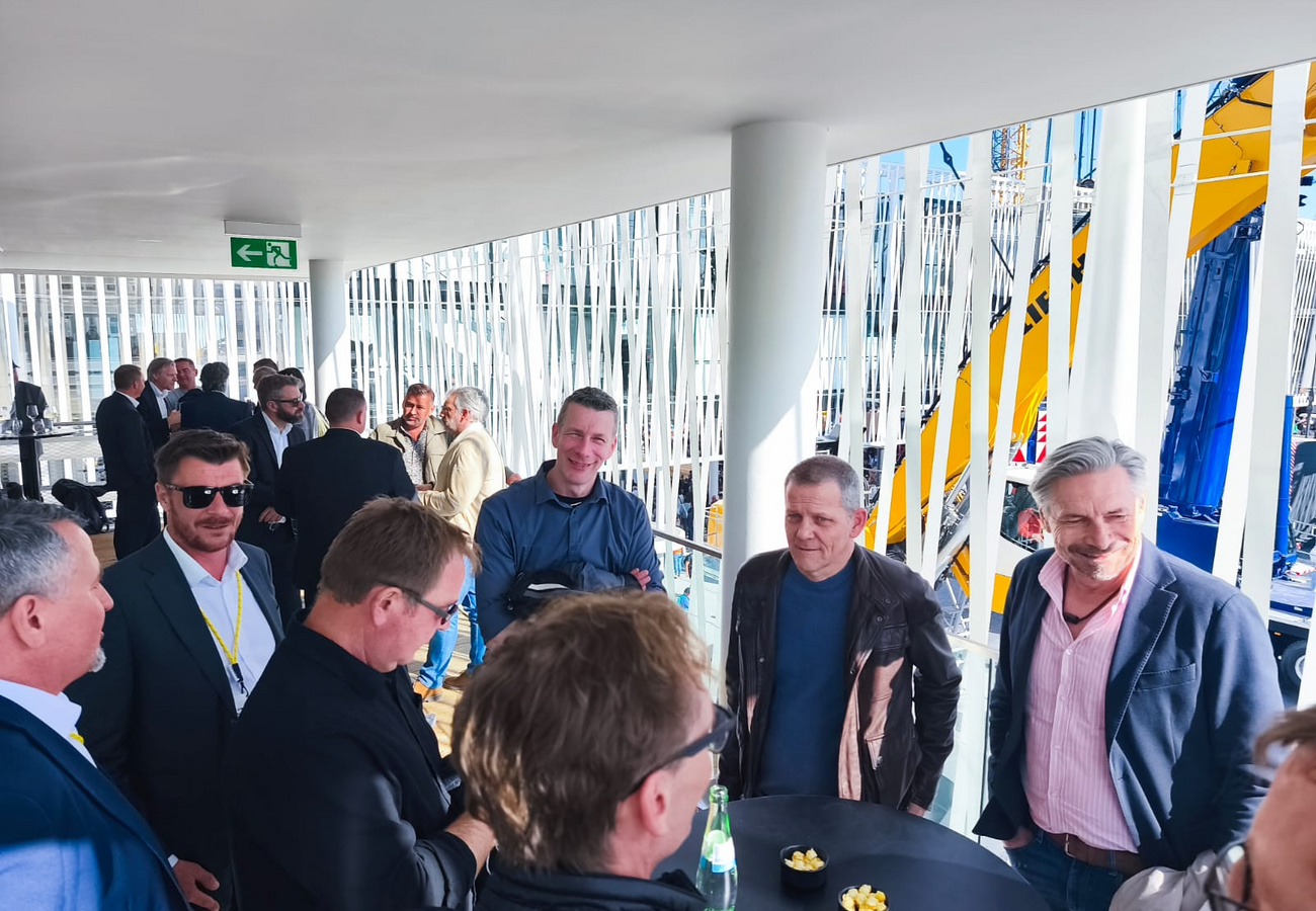 Fachgespräch unter Branchenprofis auf der BAUMA-Terrasse