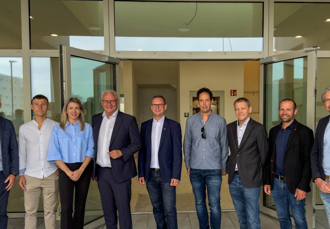 rojektverantwortliche von Pfnier & Co GmbH, Auftraggeber und Partner bei der Übergabe
