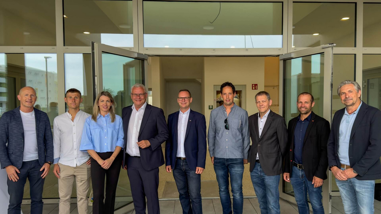 rojektverantwortliche von Pfnier & Co GmbH, Auftraggeber und Partner bei der Übergabe