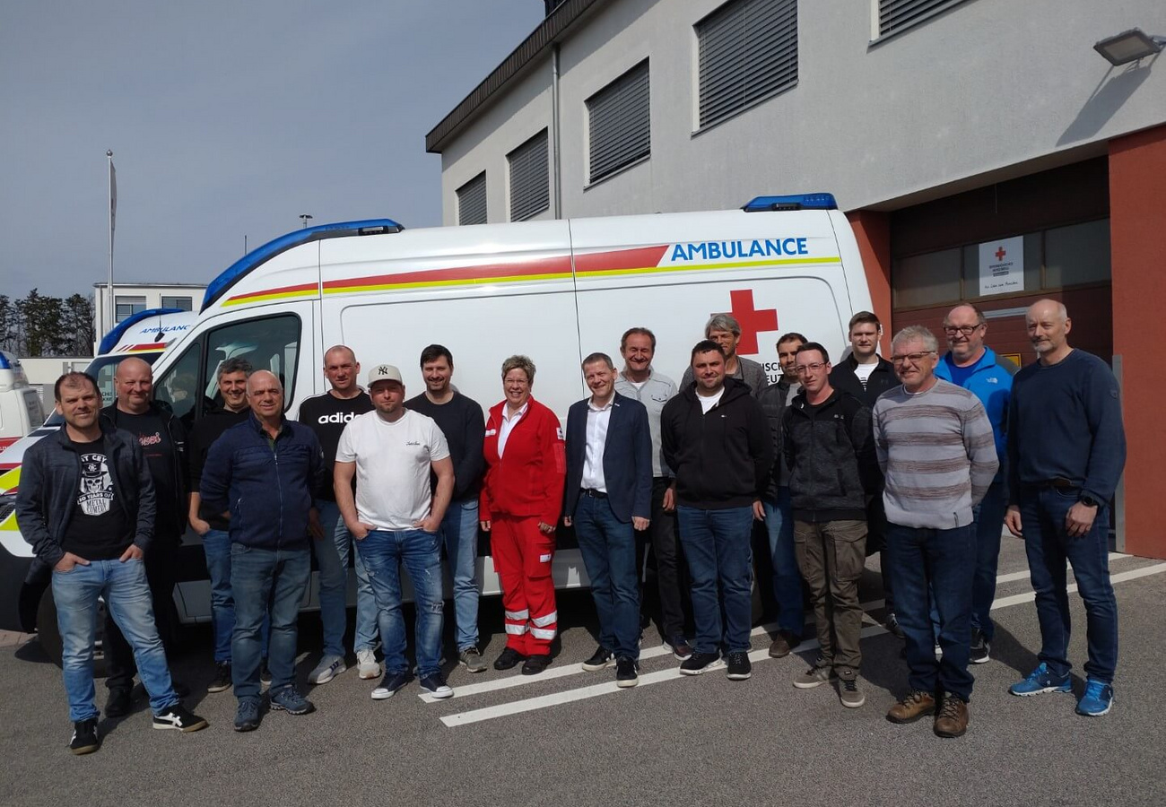 Teilnehmer des Erste-Hilfe-Kurses von Pfnier & Co GmbH vor einem Rettungswagen der Rot-Kreuz-Bezirksstelle in Oberpullendorf.