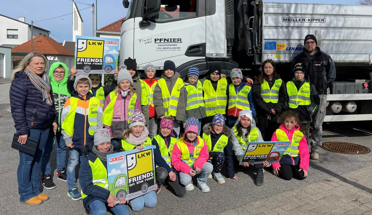 Direktorin Manuela Resch und Lkw-Fahrer Benjamin Hohschopf mit den Kindern der 3. und 4. Klasse der Volksschule Neutal. © WKB