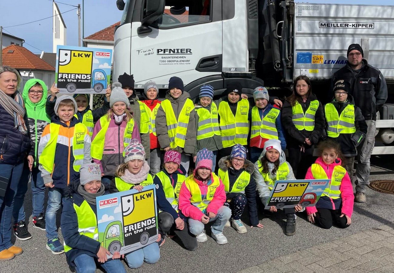 Direktorin Manuela Resch und Lkw-Fahrer Benjamin Hohschopf mit den Kindern der 3. und 4. Klasse der Volksschule Neutal. © WKB