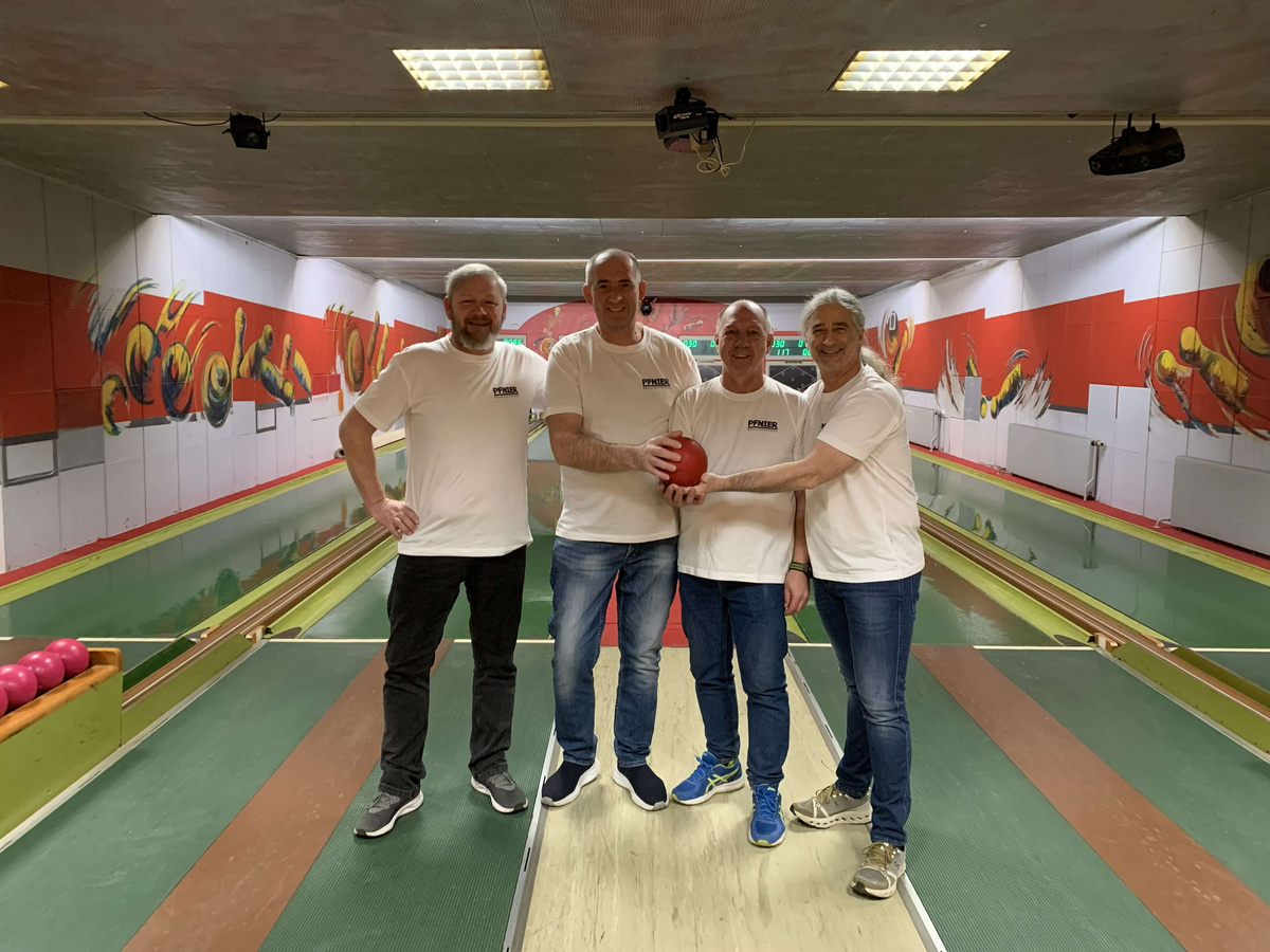 Pfnier-Mannschaft beim AK-Kegelturnier