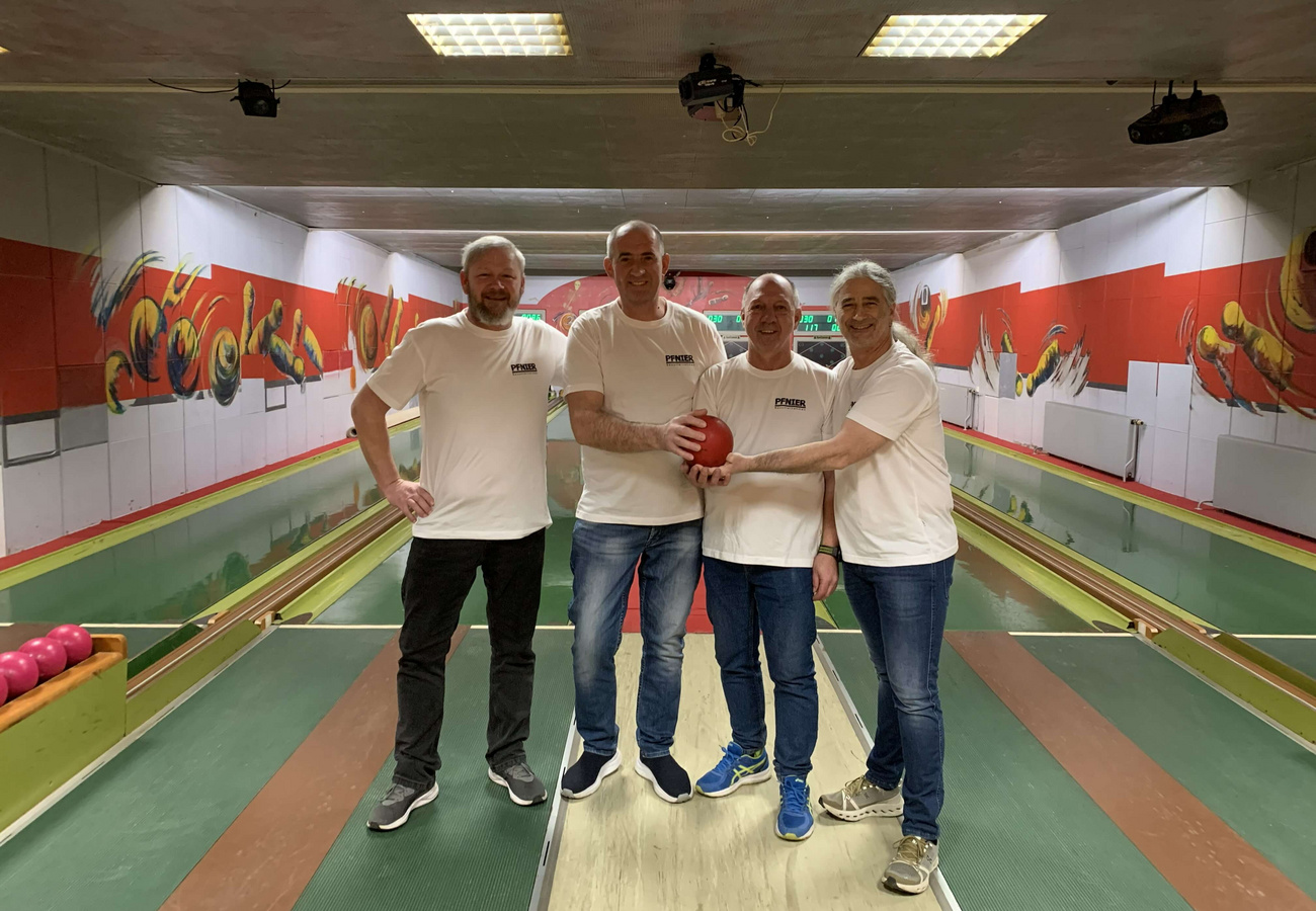 Pfnier-Mannschaft beim AK-Kegelturnier