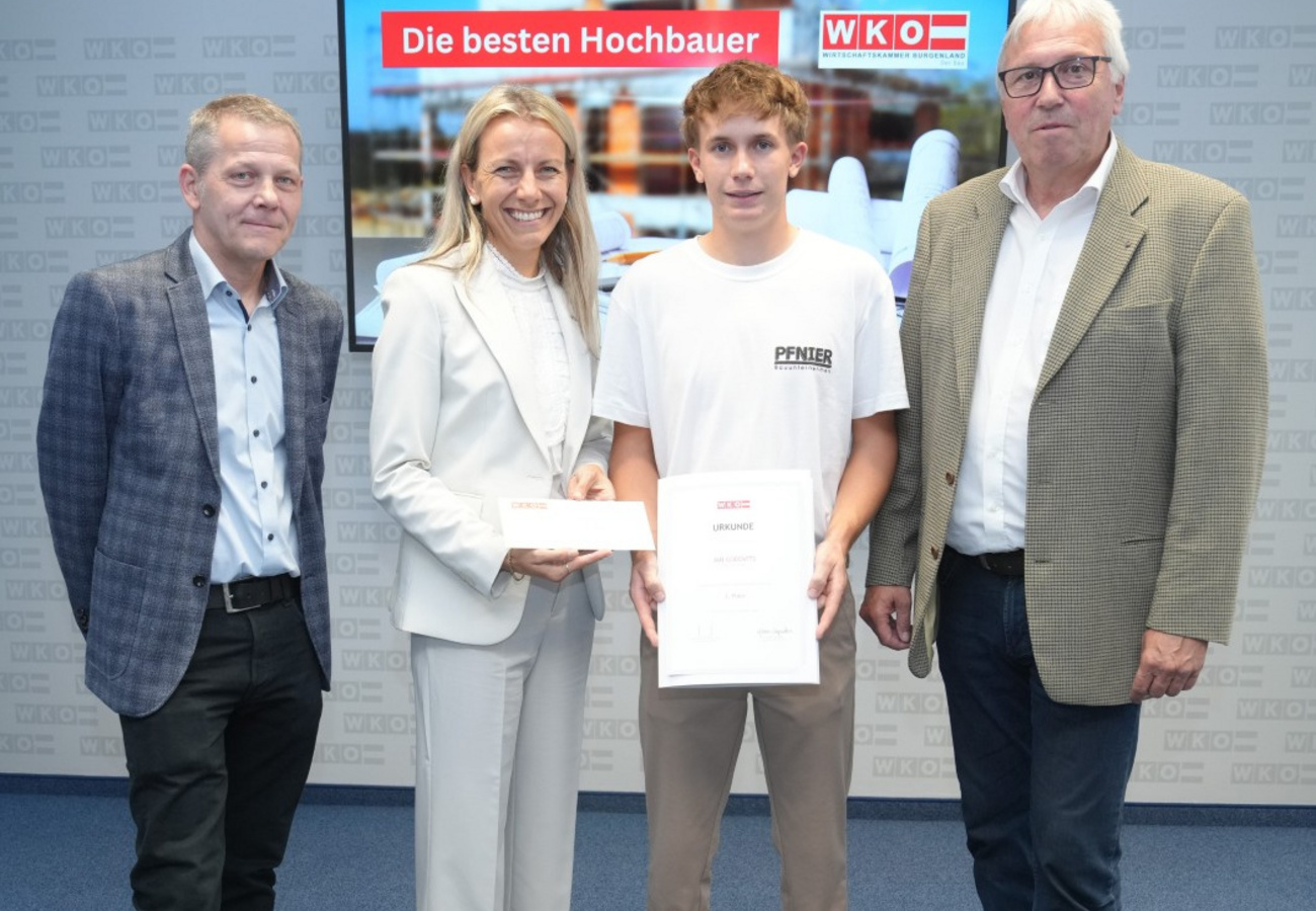 Jan Godovits bei der Ehrung zum Landeslehrlingswettbewerb Hochbau mit seiner Urkunde in der Wirtschaftskammer Burgenland.