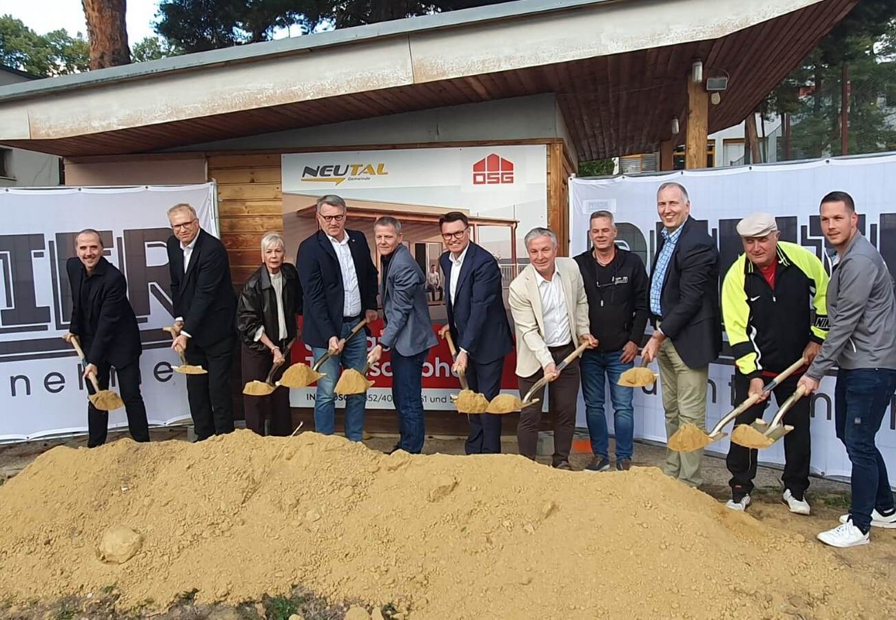 Projektbeteiligte beim gemeinsamen Spatenstich für die Modernisierung der Tennisanlage in Neutal