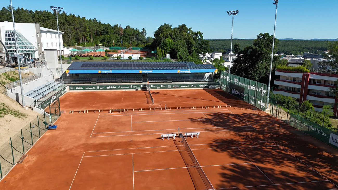 Luftaufnahme der frisch fertiggestellten Tennisanlage in Oberpullendorf mit umliegender Zuschauertribüne
