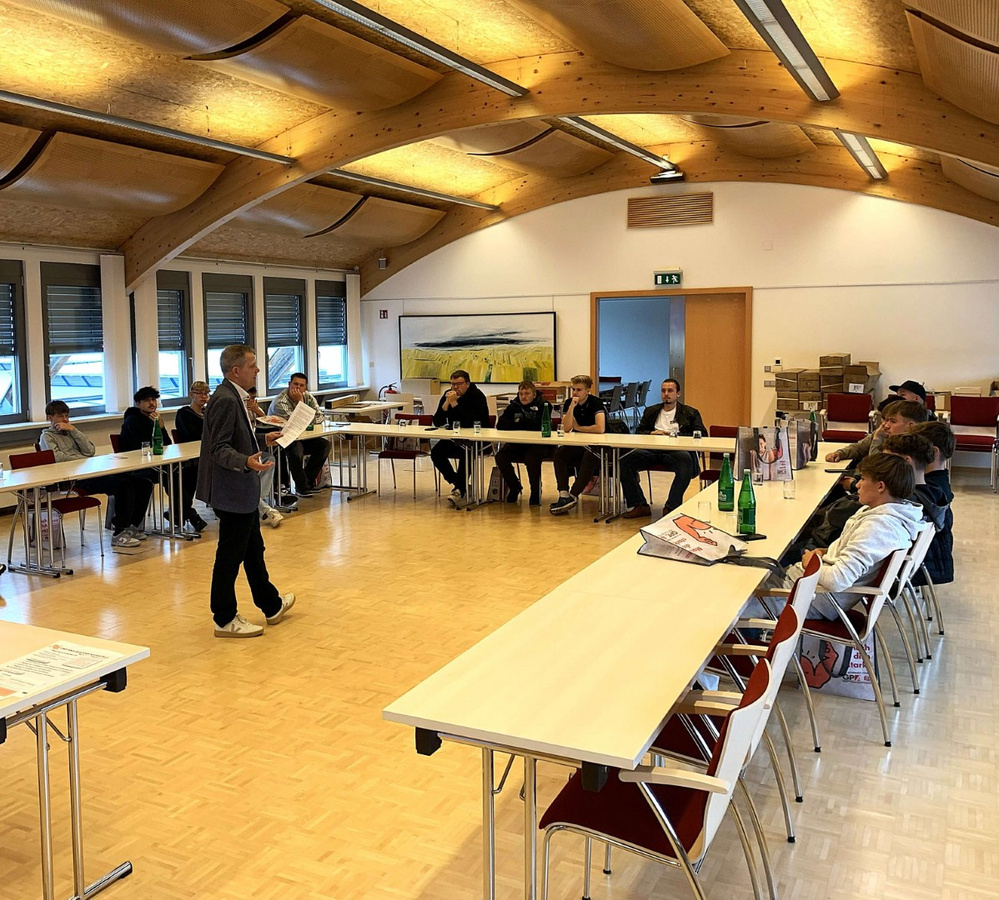 Vortrag beim Lehrlings-Lehrherren-Treffen 2025: Lehrlinge und Firmenvertreter im Seminarraum der Pfnier & Co GmbH.