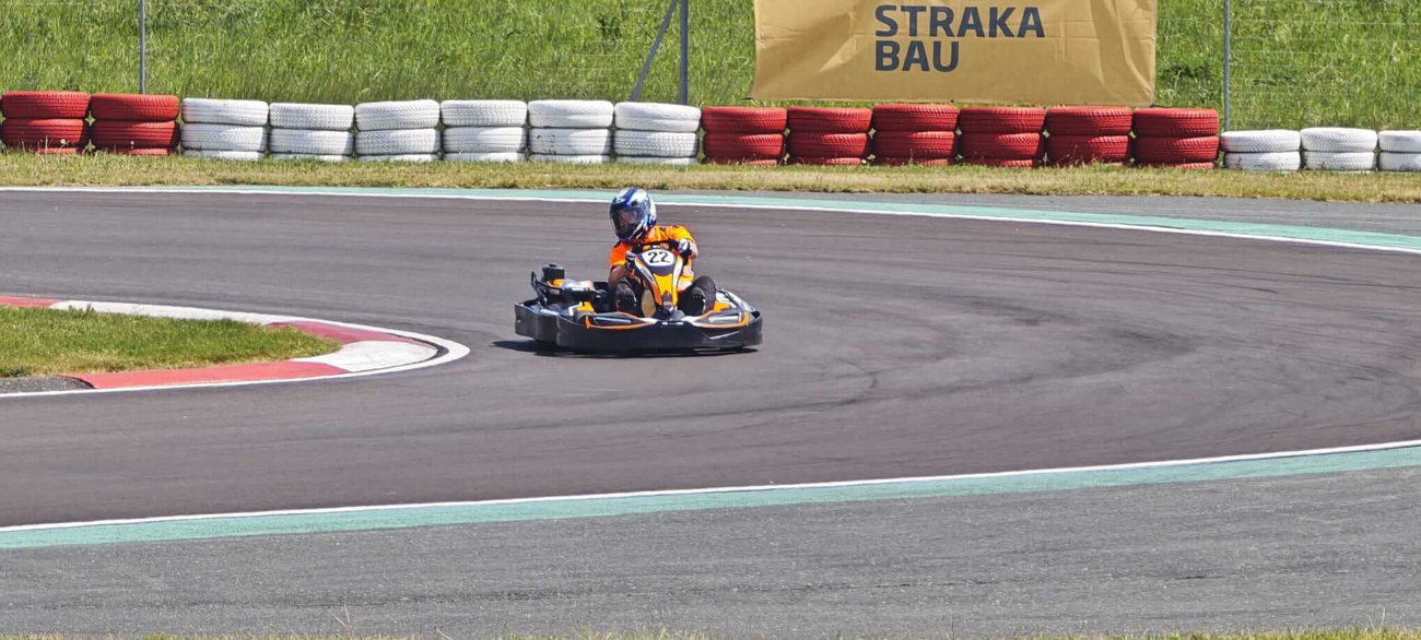 Kart der Pfnier Drivers auf der Rennstrecke während des 2-Stunden-Rennens in Rechnitz