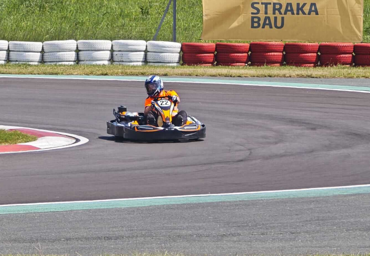 Kart der Pfnier Drivers auf der Rennstrecke während des 2-Stunden-Rennens in Rechnitz