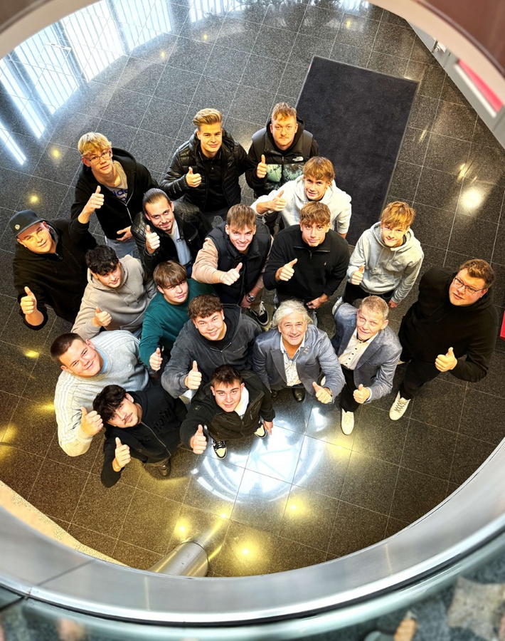 Lehrlinge und Firmenvertreter der Pfnier & Co GmbH beim Lehrlings-Lehrherren-Treffen 2025 – Gruppenfoto mit Daumen hoch aus der Vogelperspektive.