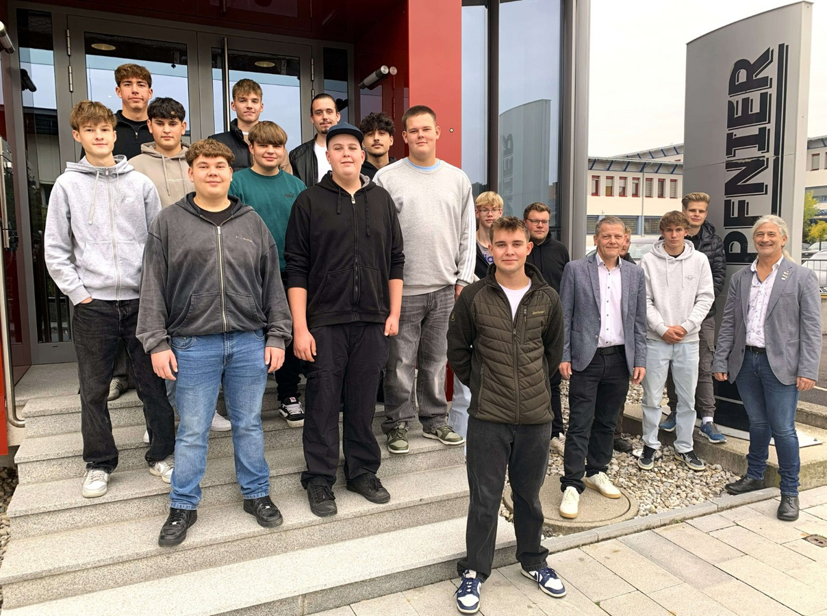 Lehrlinge, Betriebsrat und Geschäftsführung der Pfnier & Co GmbH vor dem Firmengebäude in Oberpullendorf beim Lehrlings-Lehrherren-Treffen 2025.