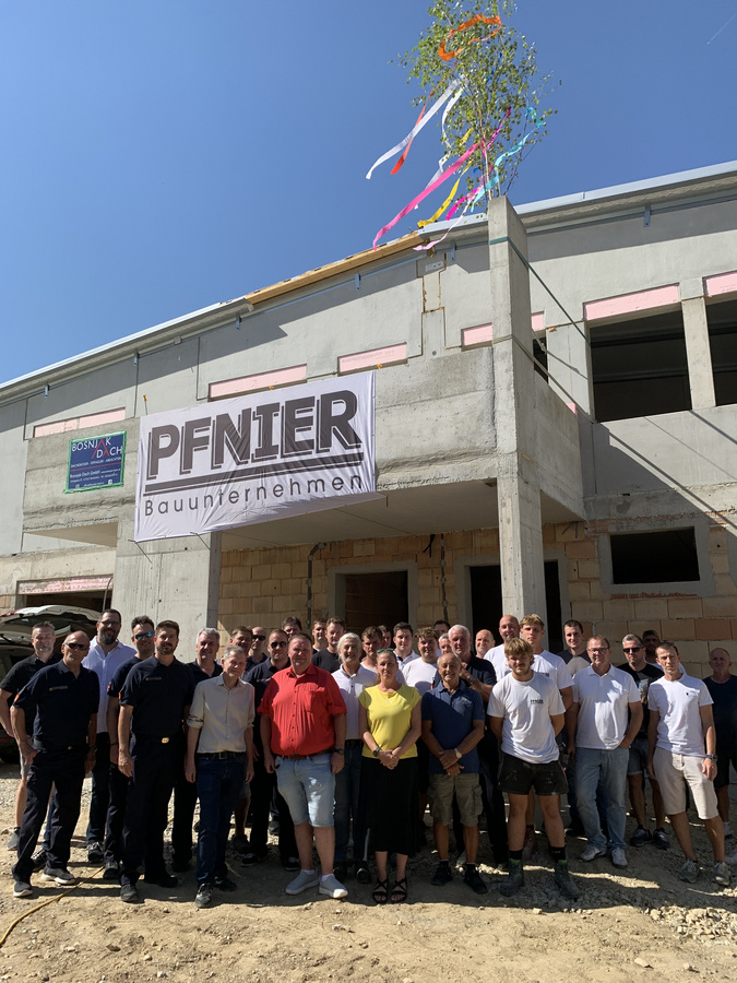 Projektteam bei der Dachgleiche des neuen Feuerwehrhauses in Lutzmannsburg Projektteam bei der Dachgleiche des neuen Feuerwehrhauses in Lutzmannsburg