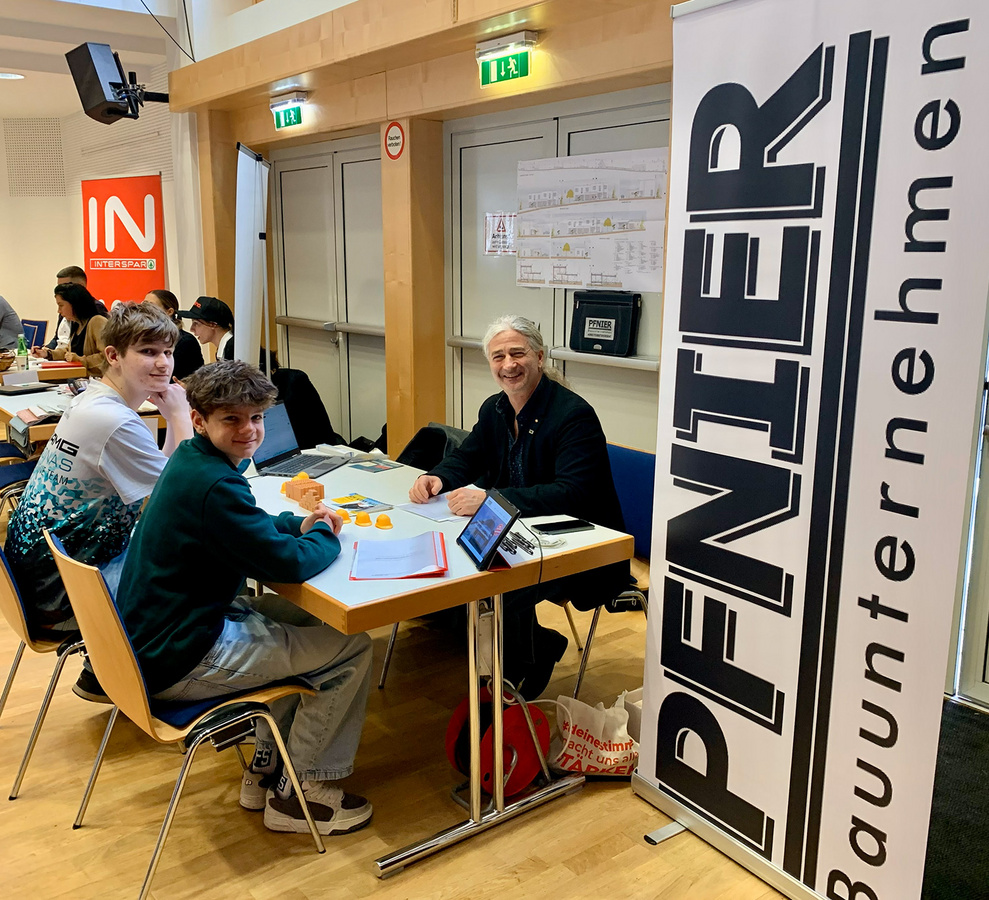 Lehrlingscasting 2026 – Jugendliche informieren sich am Pfnier & Co-Stand in Mattersburg : Pfnier & Co-Stand beim Lehrlingscasting in Mattersburg mit zwei Jugendlichen am Infotisch.
