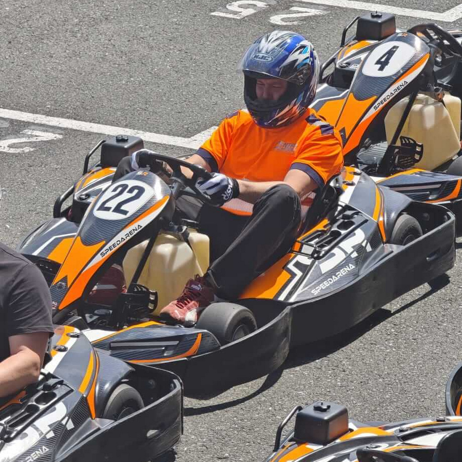 Fahrer der Pfnier Drivers vor dem Rennen im Kart mit Startnummer 22