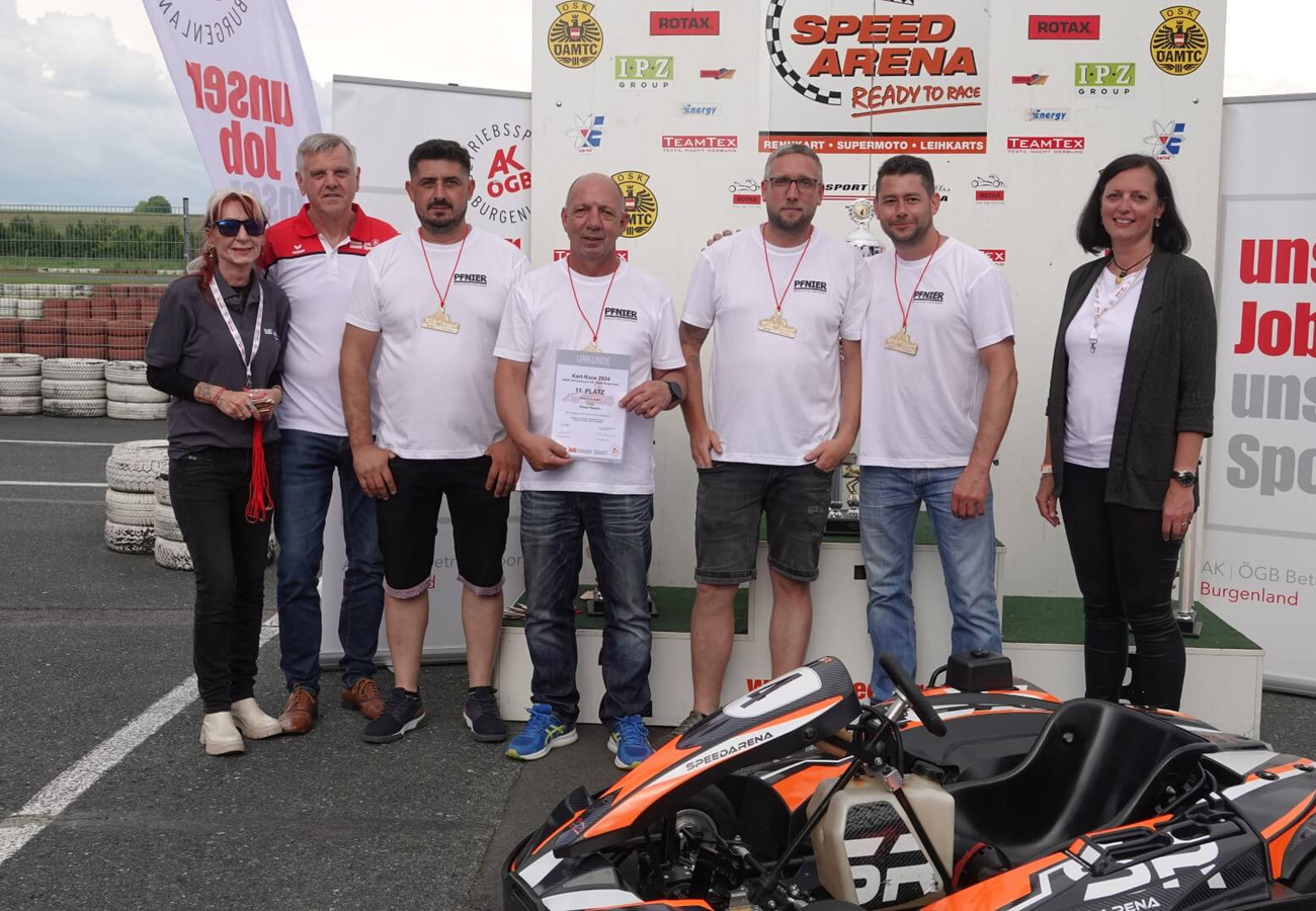 Das Team der Pfnier Racers bei der Siegerehrung des Kartrace 2024 in der Speedarena Rechnitz, mit ihren Medaillen und der Urkunde für den 11. Platz.