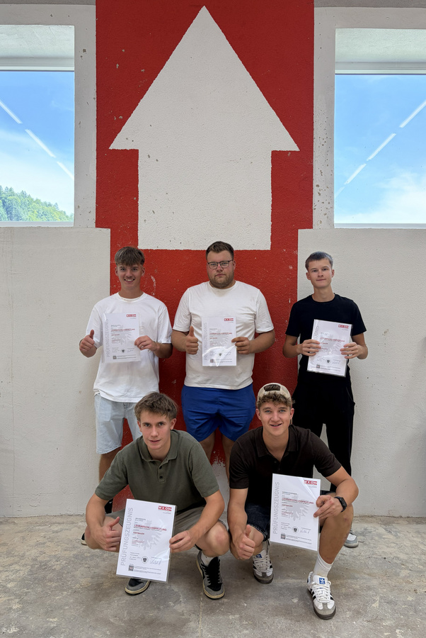 Unsere erfolgreichen Teilnehmer der Lehrabschlussprüfung! Oben: Simon Kollarits, Tobias Strass, Patrik Martic; Unten: Jan Godovits, Marwin Schermann Erfolgreiche Prüfungsarbeit von Jan Godovits