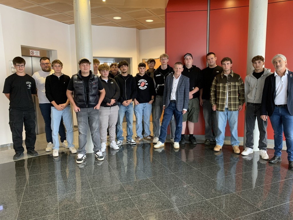 Gruppenfoto der Lehrlinge und Unternehmensvertreter von Pfnier beim 12. Lehrlings-Lehrherren-Treffen 2026.