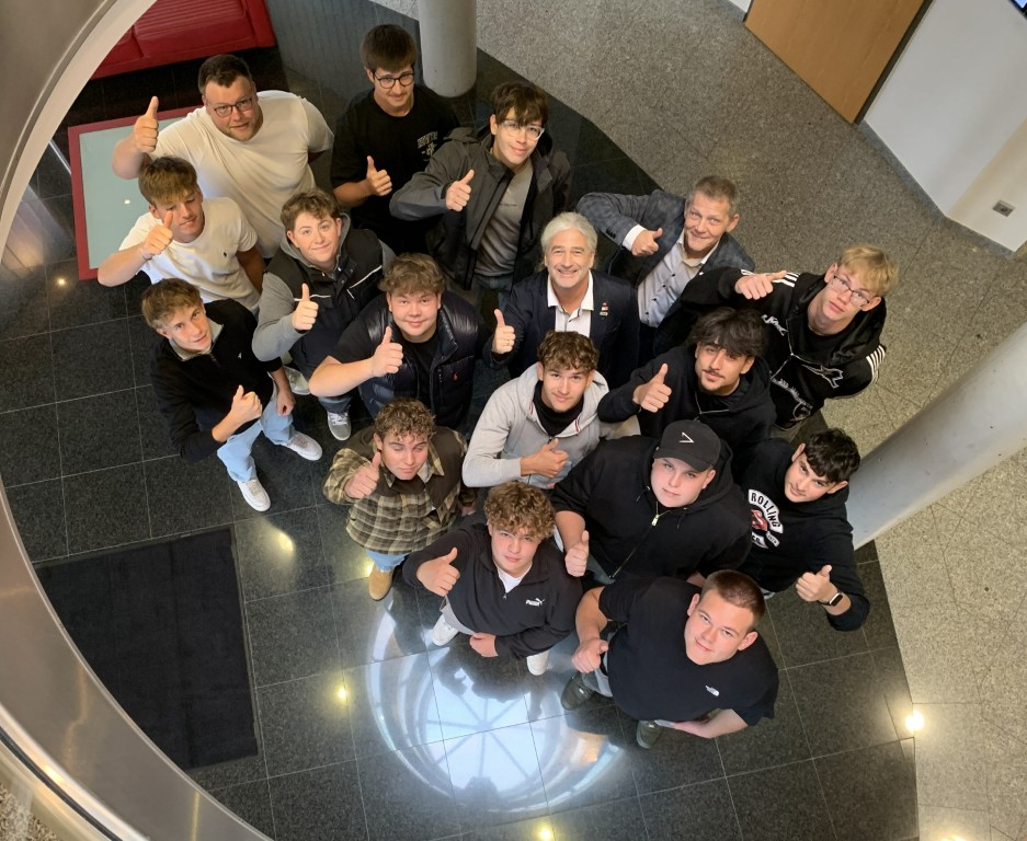 Pfnier-Lehrlinge und Unternehmensvertreter beim Lehrlings-Lehrherren-Treffen 2026 in Oberpullendorf.